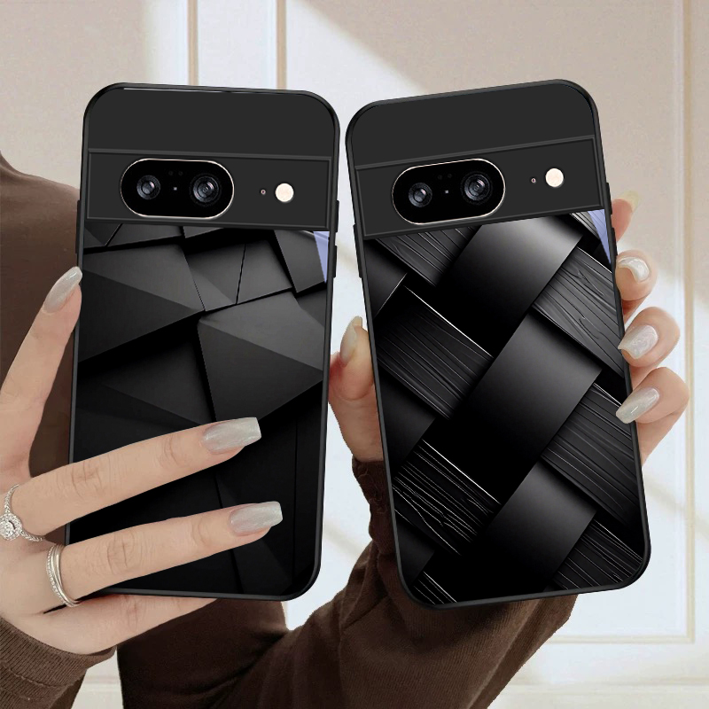 غطاء هاتف زجاجي أسود بنمط هندس - مراجعة Google Pixel 9 وسعره